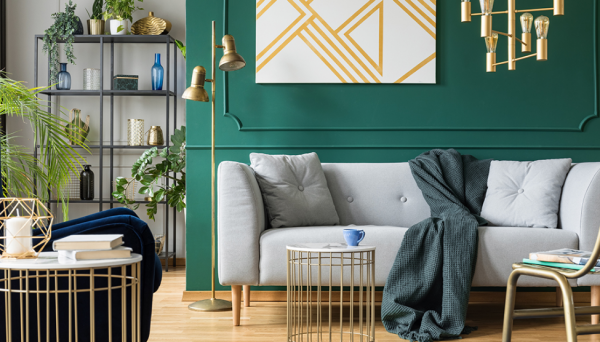 Dinding dengan aksen logam berkilau